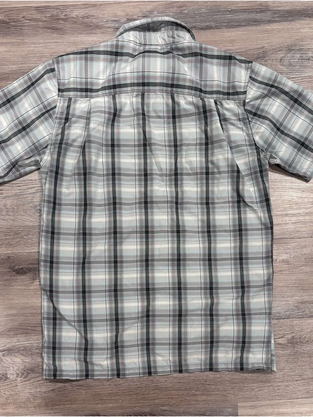The North Face Men's Short-Sleeve Plaid Button-Up in Light Gray and Black